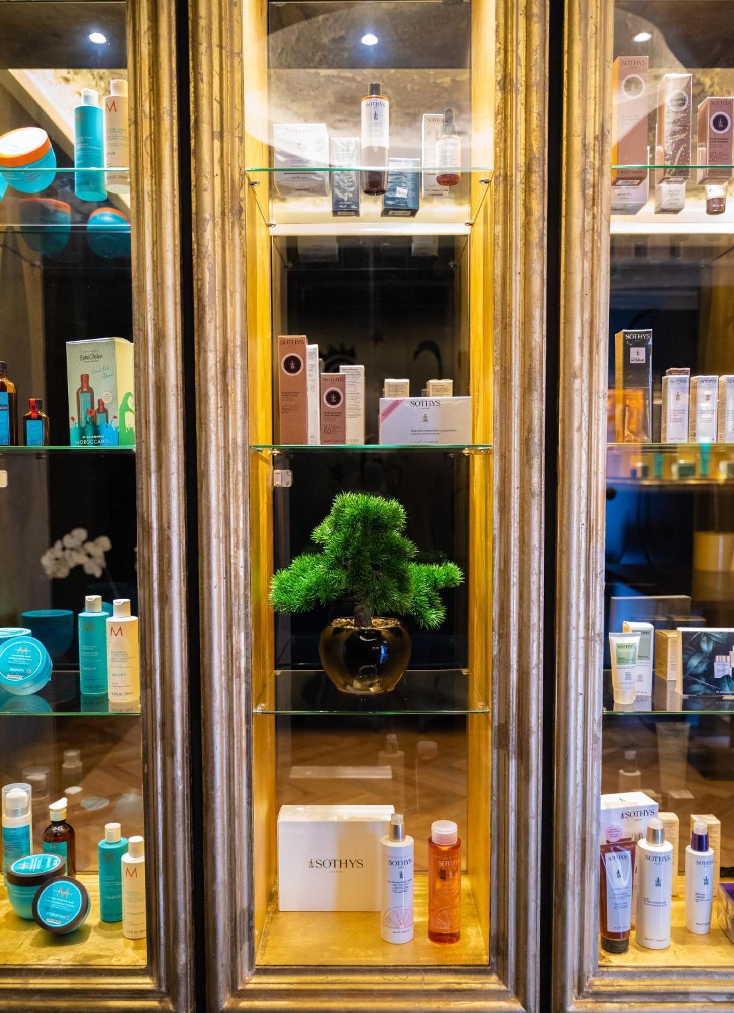 Arka Art Hotel Kashari Exterior foto A display of various skincare products